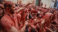 La Tomatina bermula pada 1945 dari keributan kecil di parade lokal. Sejak itu, tradisi lempar tomat berkembang menjadi festival resmi internasional yang berlangsung setiap tahunnya. Foto: AP/Reuters/Shutterstock