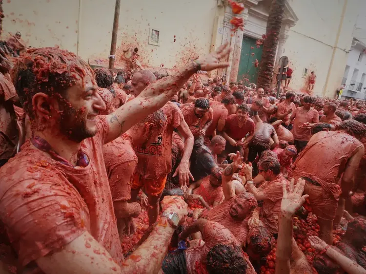La Tomatina, Perang Lempar Tomat Terbesar di Dunia yang Super Seru!
