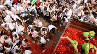 Pertarungan tomat hanyalah puncak dari festival ini. Selama seminggu penuh, kota Buñol dipenuhi musik, kembang api, parade, hingga lomba memasak paella khas Spanyol. Foto: AP/Reuters/Shutterstock