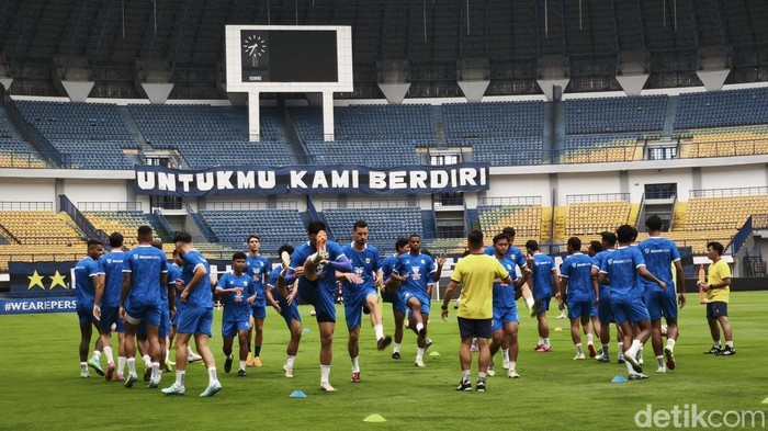 Persib Bandung menggelar latihan di Stadion GBLA, Kota Bandung, Kamis (11/9/2025).
