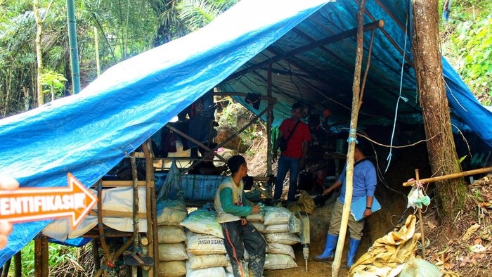 Lokasi tambang emas ilegal di Kampung Cipedes, Desa Ridogalih, Kecamatan Cikakak, Kabupaten Sukabumi.
