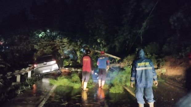 Kondisi mobil yang tertimpa material longsor di jalan raya Banyumas-Cilacap, Desa Tambaknegara, Kecamatan Rawalo, Kamis (11/9/2025).