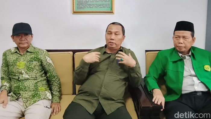 Dekan Fakultas Ekonomi dan Bisnis (FEB) Universitas Muhammadiyah Palembang, Yudha Mahrom (posisi tengah)