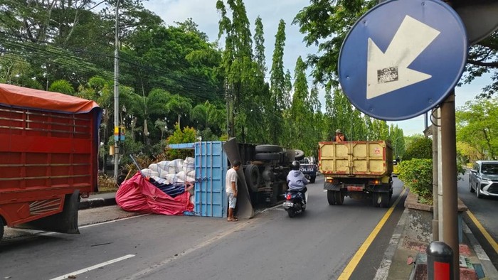 Sebuah mobil truk bermuatan dedak terbalik di Jalan Poros Maros-Makassar, tepatnya di depan Kantor Bupati Maros, Sulawesi Selatan (Sulsel).