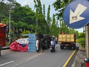 Truk Muat 10 Ton Dedak Terbalik di Depan Kantor Bupati Maros