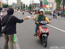 Massa Aksi Kamisan Magelang Bagikan Nasi Bungkus di Alun-alun