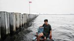Melihat Lebih Dekat Tanggul Laut Cilincing yang Viral di Media Sosial