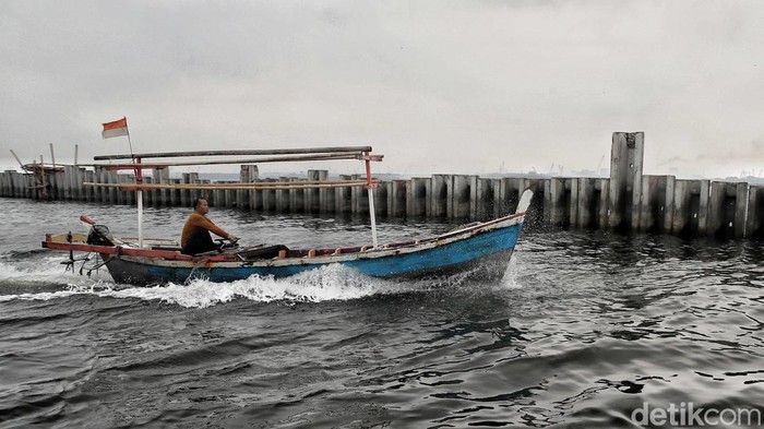 Melihat Lebih Dekat Tanggul Laut Cilincing yang Viral di Media Sosial Keberadaan tanggul beton di pesisir utara Jakarta, tepatnya di kawasan Cilincing, Jakarta Utara, tengah ramai diperbincangkan di media sosial. Video dan foto yang beredar menunjukkan tanggul laut membentang sekitar 2 hingga 3 kilometer di kawasan tersebut, dan menimbulkan pro dan kontra di masyarakat.