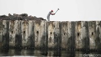 Keberadaan tanggul beton itu sebelumnya viral di media sosial. Dilihat detikcom, Rabu (10/9/2025).