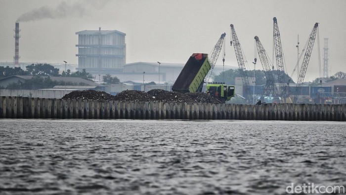 Keberadaan tanggul beton di pesisir utara Jakarta, tepatnya di kawasan Cilincing, Jakarta Utara, tengah ramai diperbincangkan di media sosial. Video dan foto yang beredar menunjukkan tanggul laut membentang sekitar 2 hingga 3 kilometer di kawasan tersebut, dan menimbulkan pro dan kontra di masyarakat.