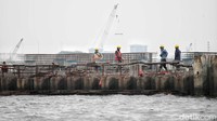 Dalam rekaman video yang diunggah terlihat bentangan beton sepanjang 2-3 kilometer di pesisir laut.