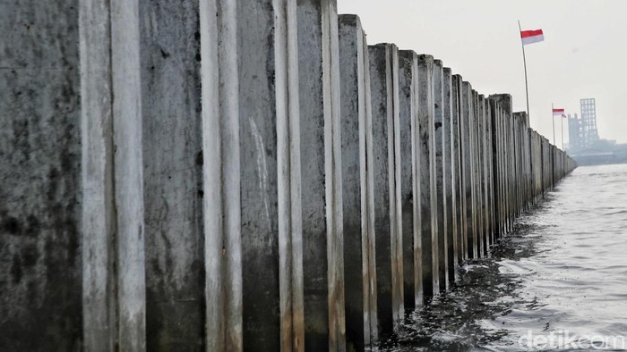 Keberadaan tanggul beton di pesisir utara Jakarta, tepatnya di kawasan Cilincing, Jakarta Utara, tengah ramai diperbincangkan di media sosial. Video dan foto yang beredar menunjukkan tanggul laut membentang sekitar 2 hingga 3 kilometer di kawasan tersebut, dan menimbulkan pro dan kontra di masyarakat.