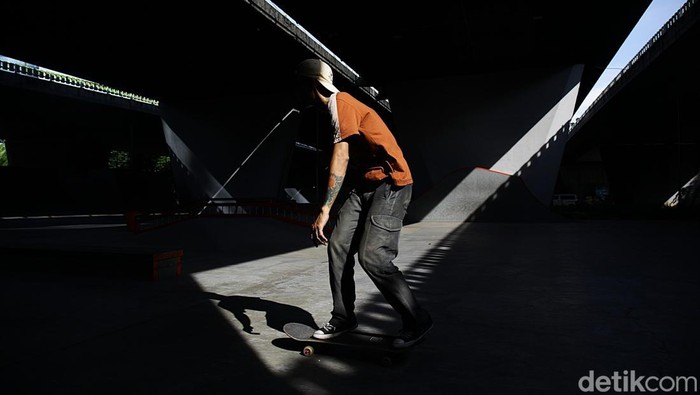 Kolong Tol Slipi, Jakarta Barat, kini punya wajah baru. Area yang dulunya hanya identik dengan lalu lintas padat, kini disulap menjadi skate park yang sedang viral di kalangan anak muda. Fasilitas yang diberi nama Slipi Skate Park ini ramai dipadati para penggemar papan luncur, mulai dari skateboard, inline skate, hingga BMX.