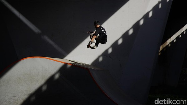 Melihat Skate Park yang Viral di Kolong Tol Slipi