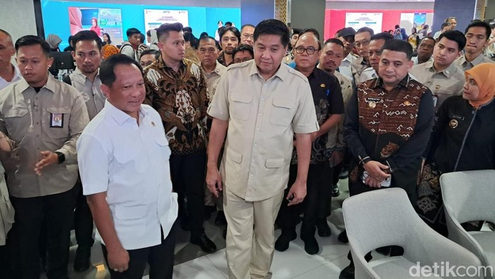 Mendagri Tito Karnavian dan Menteri PKP Maruarar Sirait meninjau layanan Makassar Government Center (MGC) milik Pemkot Makassar