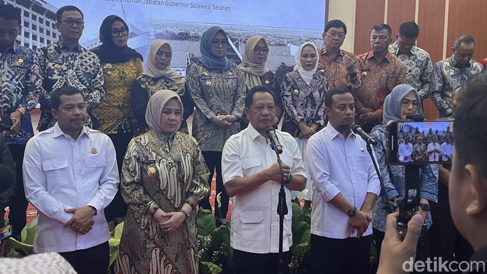 Mendagri Tito Karnavian usai melakukan rapat koordinasi dengan kepala daerah se-Sulsel di Rujab Gubernur Sulsel.