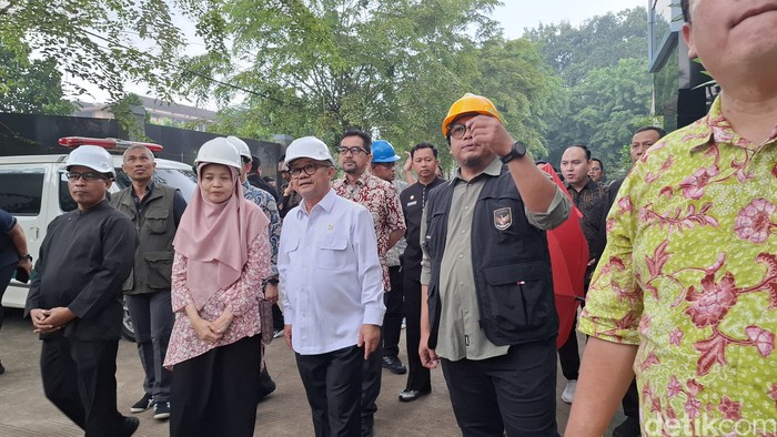 Mendikdasmen Abdul Mu'ti kunjungi SMKN 31 Cileungsi, Bogor yang ambruk. Mendikdasmen Abdul Mu'ti kunjungi SMKN 31 Cileungsi, Bogor yang ambruk.
