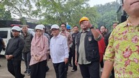 Pada Kamis (11/9/2025), Muti datang bersama rombongan dari Kemendikdasmen untuk kondisi terkini usai gedung sekolah tersebut roboh. Foto: Cicin Yulianti/detikcom