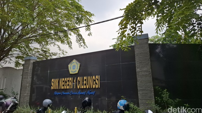 Mendikdasmen Abdul Mu'ti kunjungi SMKN 31 Cileungsi, Bogor yang ambruk. Mendikdasmen Abdul Mu'ti kunjungi SMKN 31 Cileungsi, Bogor yang ambruk.