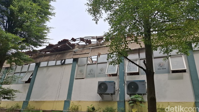 Mendikdasmen Abdul Mu'ti kunjungi SMKN 31 Cileungsi, Bogor yang ambruk.
