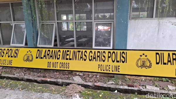Mendikdasmen Tengok SMKN 1 Cileungsi Bogor yang Roboh