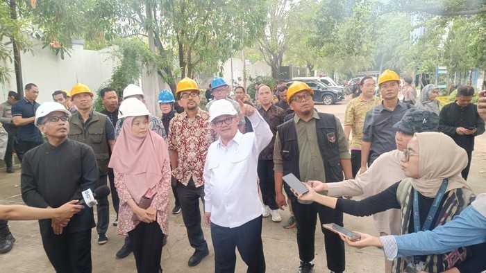 Mendikdasmen Abdul Muti tinjau SMK ambruk di Cileungsi, Bogor, Kamis (11/9/2025), pukul 10.21 WIB.
