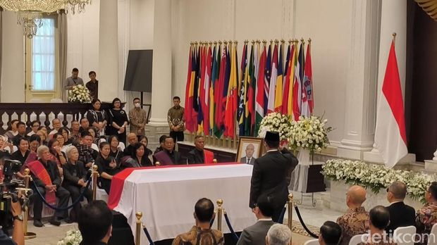 Menlu Sugiono memberikan penghormatan terakhir kepada almarhum staf KBRI di Peru, Zetro Leonardo Purba. (Kurniawan/detikcom)