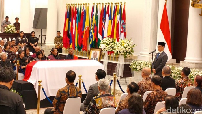 Menlu Sugiono memberikan penghormatan terakhir kepada almarhum staf KBRI di Peru, Zetro Leonardo Purba. (Kurniawan/detikcom)