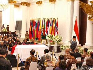 Menlu Beri Penghormatan Terakhir untuk Zetro Purba: Beliau Family Man