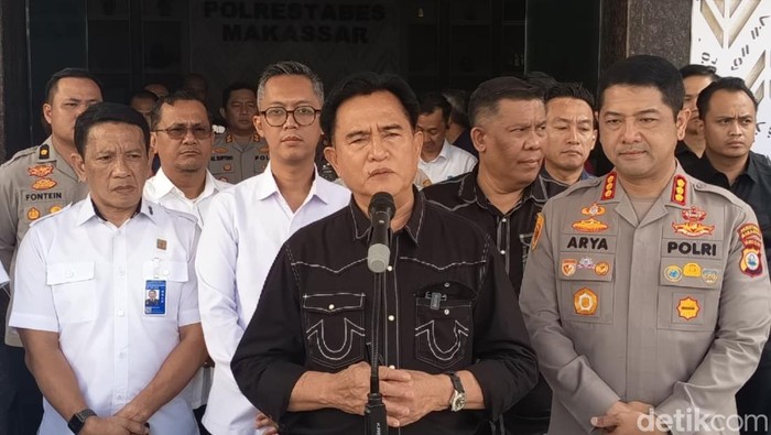 Menteri Koordinator (Menko) Bidang Hukum, HAM, Imigrasi, dan Pemasyarakatan (Kumham Imipas) Yusril Ihza Mahendra memberikan keterangan usai menemui tersangka kericuhan di Mapolrestabes Makassar.