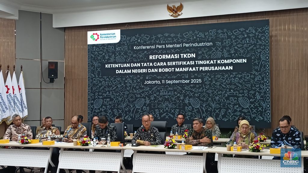 Menteri Perindustrian Agus Gumiwang Kartasasmita (kelima kiri) dalam konferensi pers, Kamis (11/9/2025). (CNBC Indonesia/Ferry Sandi)