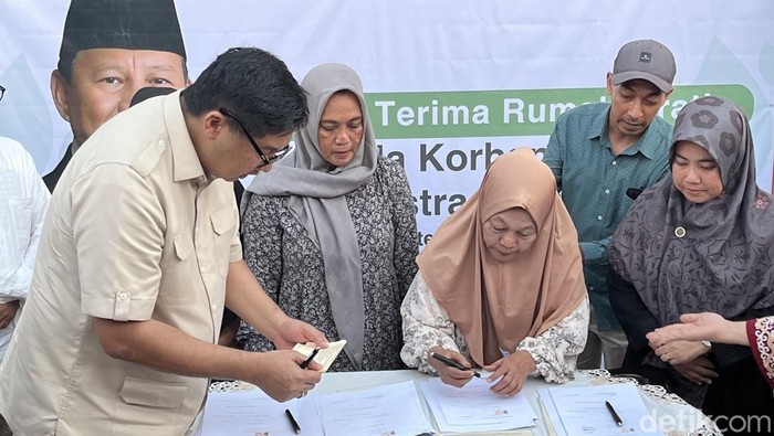 Menteri Perumahan dan Kawasan Pemukiman (PKP) Maruarar Sirait saat menyerahkan bantuan rumah kepada keluarga korban tewas dalam demo ricuh di Makassar.
