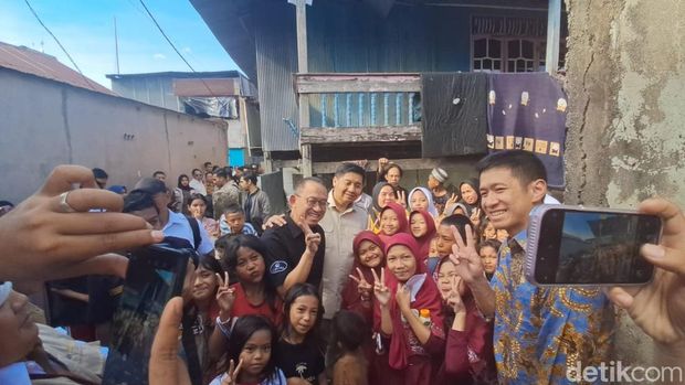 Menteri Perumahan dan Kawasan Permukiman (PKP) Maruarar Sirait berfoto bersama warga saat meninjau permukiman kumuh di wilayah Pampang, Kota Makassar.
