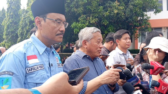 Menteri Sosial Saifullah Yusuf dan Ketua Tim Formatur Sekolah Rakyat, Mohammad Nuh memberi keterangan pada wartawan usai kunjungan Presiden Prabowo Subianto ke Sekolah Rakyat Menengah Atas (SRMA) 10 Jakarta, Kamis (11/9/2025).