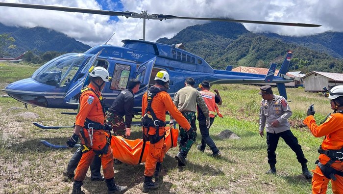 Tim SAR gabungan telah mengevakuasi empat jenazah korban jatuhnya helikopter milik PT Intan Angkasa di Distrik Jila, Kabupaten Mimika, Papua Tengah.
