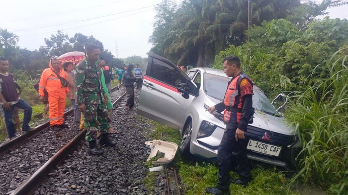 Mobil yang ditumpangi satu keluarga di OKU ditabrak kereta api babaranjang