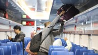 Penumpang menyimpan barang di rak bagasi Kereta Api Matarmaja Pasar Senen-Malang. Dok. PT KAI Daop 1