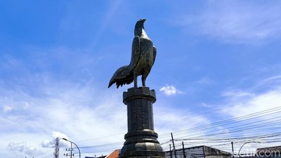 Monumen Ayam Jago Ikon Baru Kota Surabaya