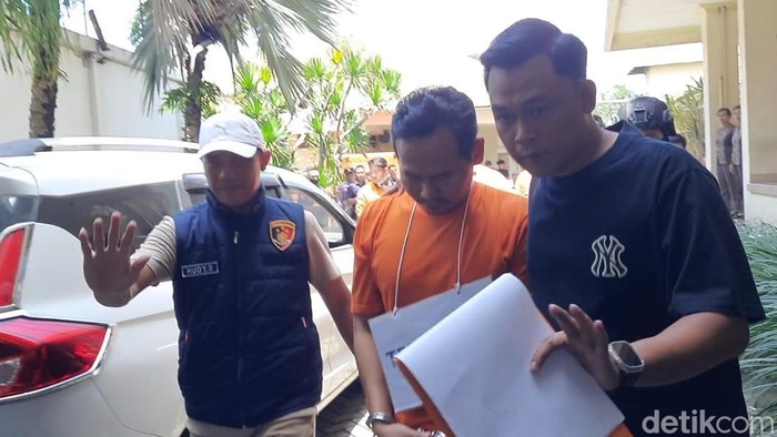 Rochmat Tri Hartanto alias Antok, terdakwa pembunuhan disertai mutilasi Uswatun Khasanah saat rekonstruksi