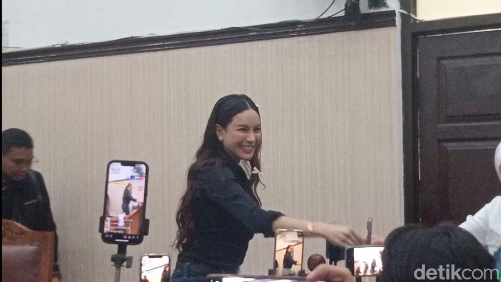 Nikita Mirzani Minta Izin Terapi Rutin Agar Gigi Tak Makin Parah