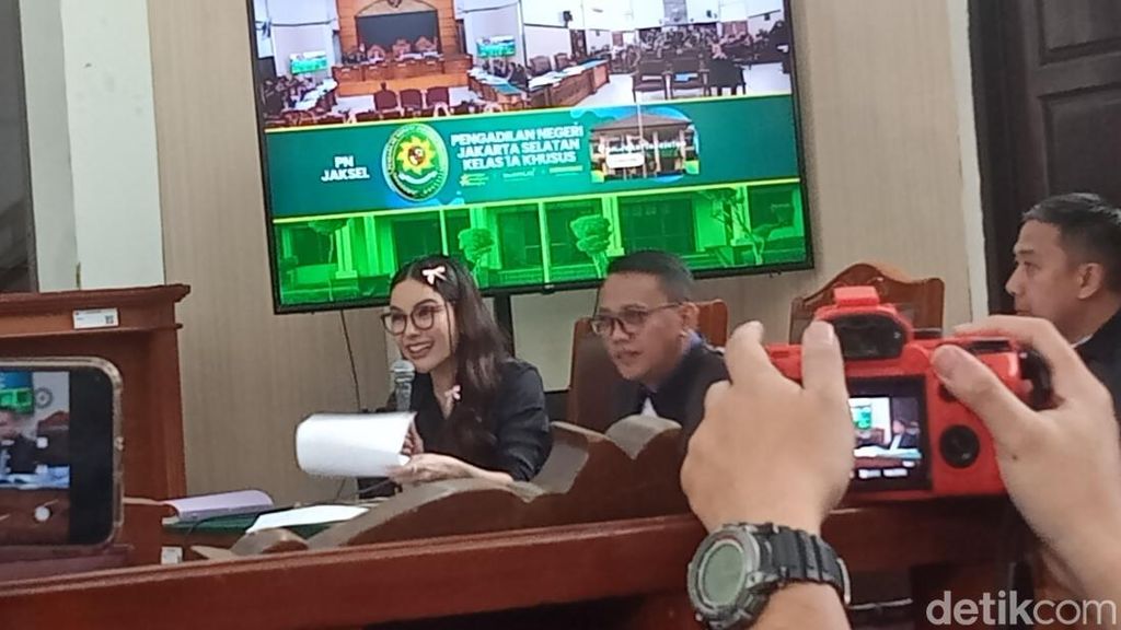 Panas! Nikita Mirzani Ngotot Debat dengan Saksi Ahli Soal Dugaan Cuci Uang