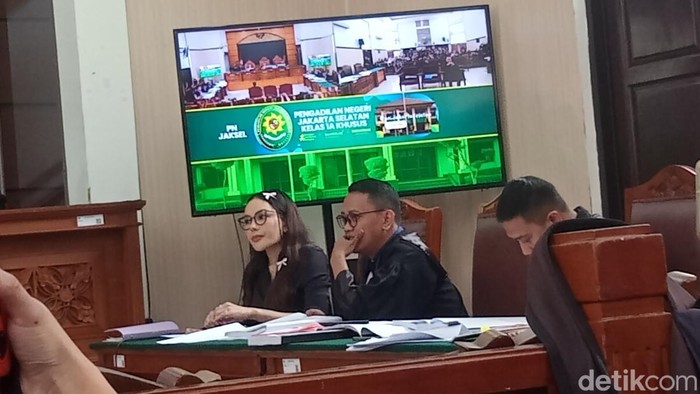 Nikita Mirzani menghadiri persidangan di Pengadilan Negeri Jakarta Selatan sebagai terdakwa kasus pemerasan dan TPPU, Kamis (11/9/2025).