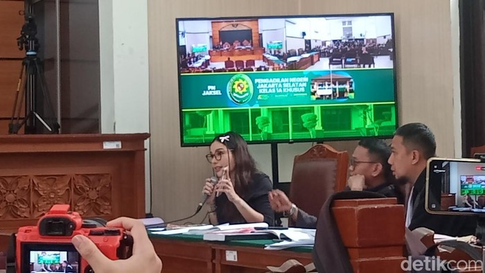 Nikita Mirzani menghadiri persidangan di Pengadilan Negeri Jakarta Selatan sebagai terdakwa kasus pemerasan dan TPPU, Kamis (11/9/2025).