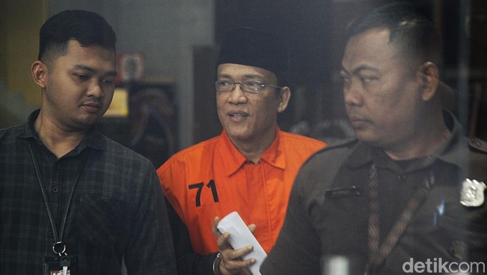 Mantan Wakil Menteri Ketenagakerjaan, Immanuel Ebenezer, menerobos kerumunan jurnalis usai menjalani pemeriksaan di Gedung Merah Putih KPK, Jakarta, Kamis (11/9/2025).