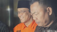 Kehadirannya di KPK langsung menjadi perhatian awak media yang menunggu sejak pagi.