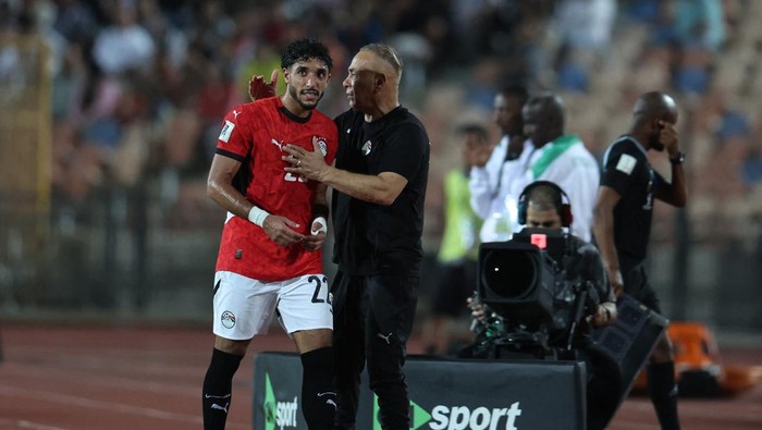 Soccer Football - World Cup - CAF Qualifiers - Group A - Egypt v Ethiopia - Cairo International Stadium, Cairo, Egypt - September 5, 2025  Egypts Omar Marmoush with Egypt coach Hossam Hassan after being substituted REUTERS/Amr Abdallah Dalsh