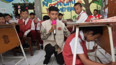 Pelajar Surabaya Diajari Cara Berlindung Saat Gempa