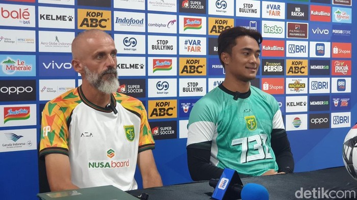 Pelatih dan pemain Persebaya