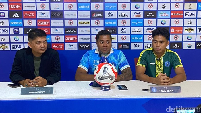 Pelatih PSBS Biak, Divaldo Alves (tengah) saat konferensi pers. (Jeka Kampai/detikSumut