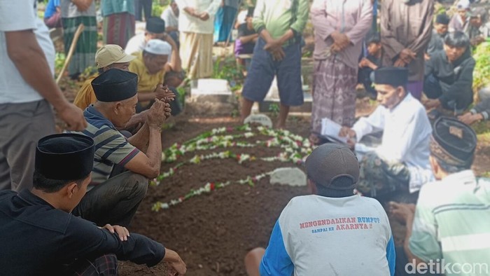 Pemakaman warga Probolinggo korban meninggal terseret banjir bandang Bali Pemakaman warga Probolinggo korban meninggal terseret banjir bandang Bali